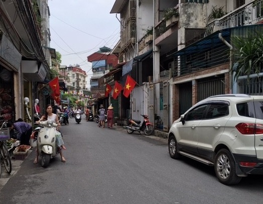 Cua hang yen sao ha noi tren pho yen lac