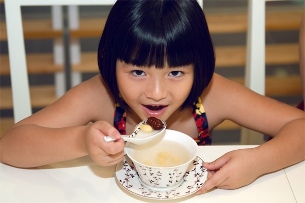 tre em co nen su dung yen sao khong2